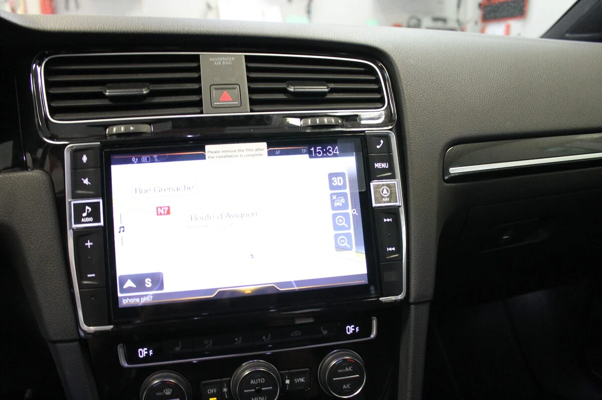 Volkswagen Golf 7 : autoradio GPS Alpine sur mesure et caméra dans le logo