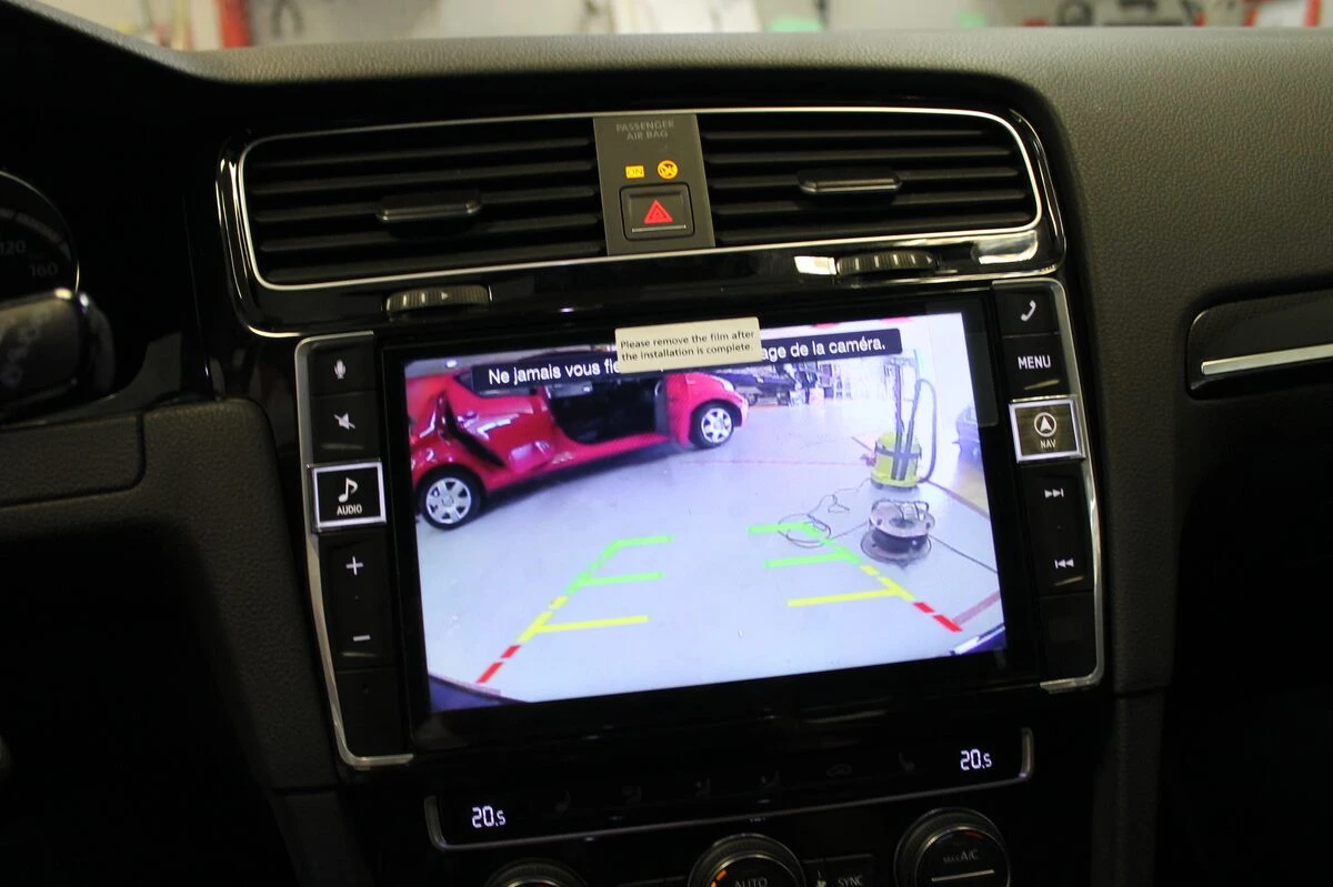 Volkswagen Golf 7 : autoradio GPS Alpine sur mesure et caméra dans le logo