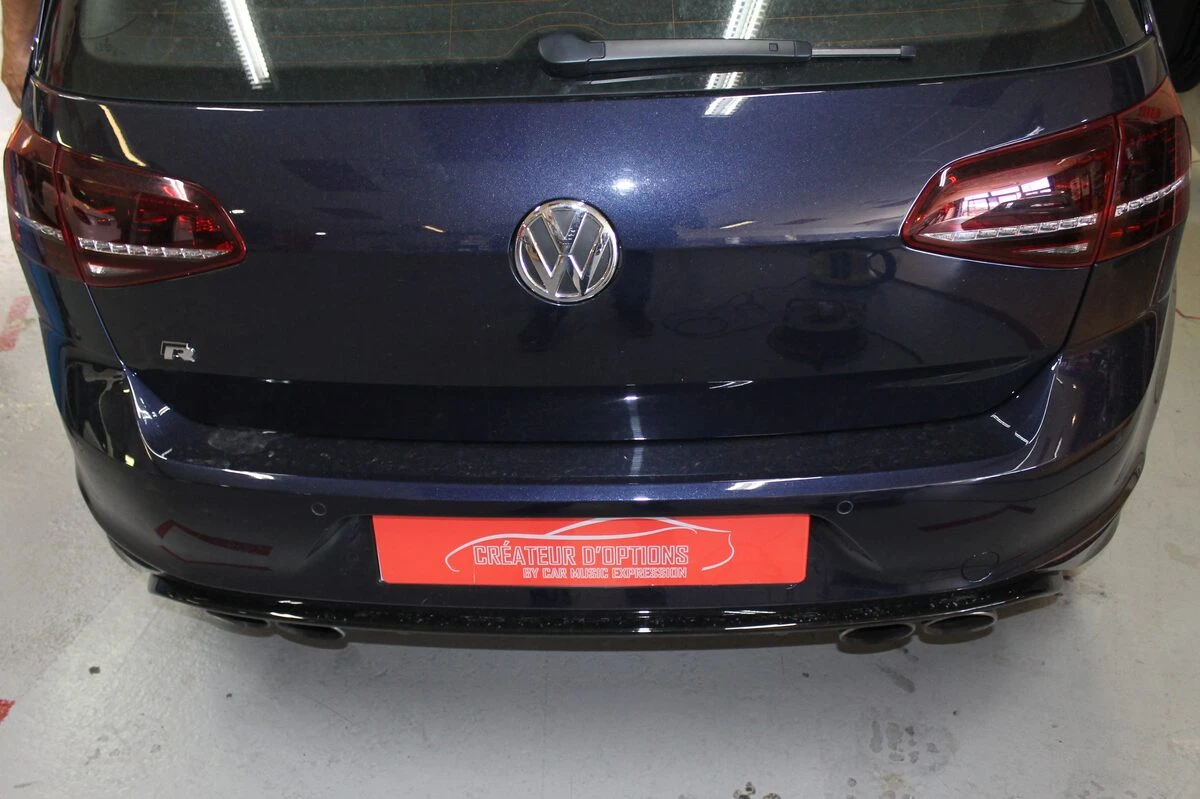 Volkswagen Golf 7 : autoradio GPS Alpine sur mesure et caméra dans le logo