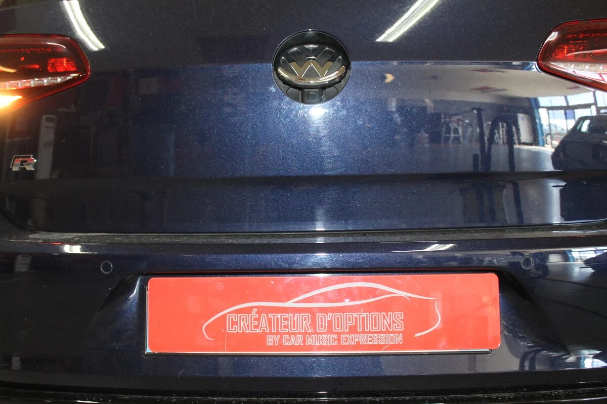 Volkswagen Golf 7 : autoradio GPS Alpine sur mesure et caméra dans le logo