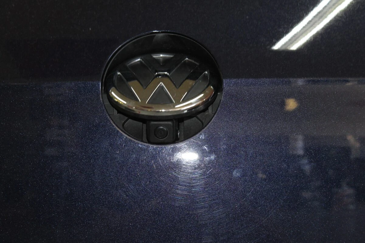 Volkswagen Golf 7 : autoradio GPS Alpine sur mesure et caméra dans le logo