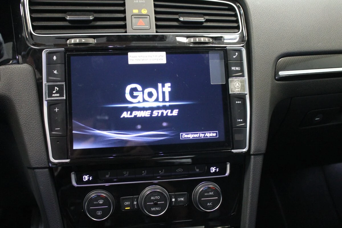 Volkswagen Golf 7 : autoradio GPS Alpine sur mesure et caméra dans le logo