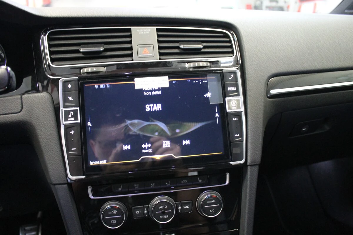 Volkswagen Golf 7 : autoradio GPS Alpine sur mesure et caméra dans le logo