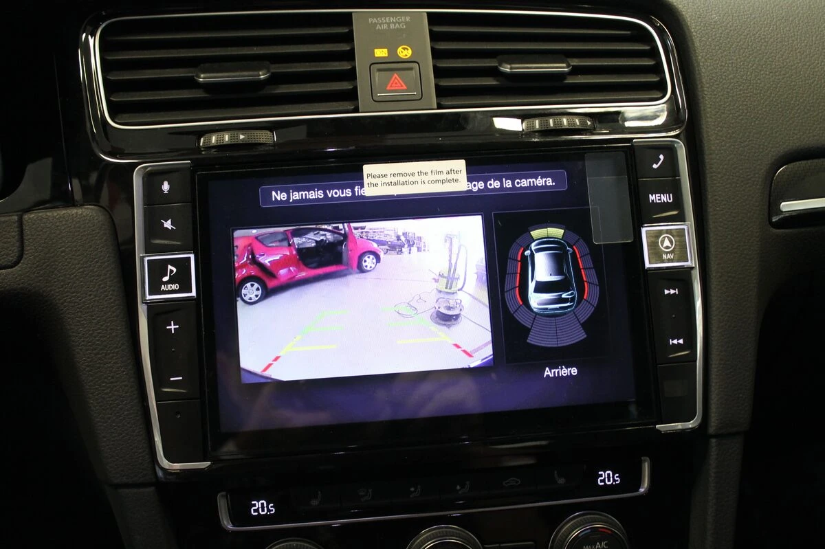 Volkswagen Golf 7 : autoradio GPS Alpine sur mesure et caméra dans le logo
