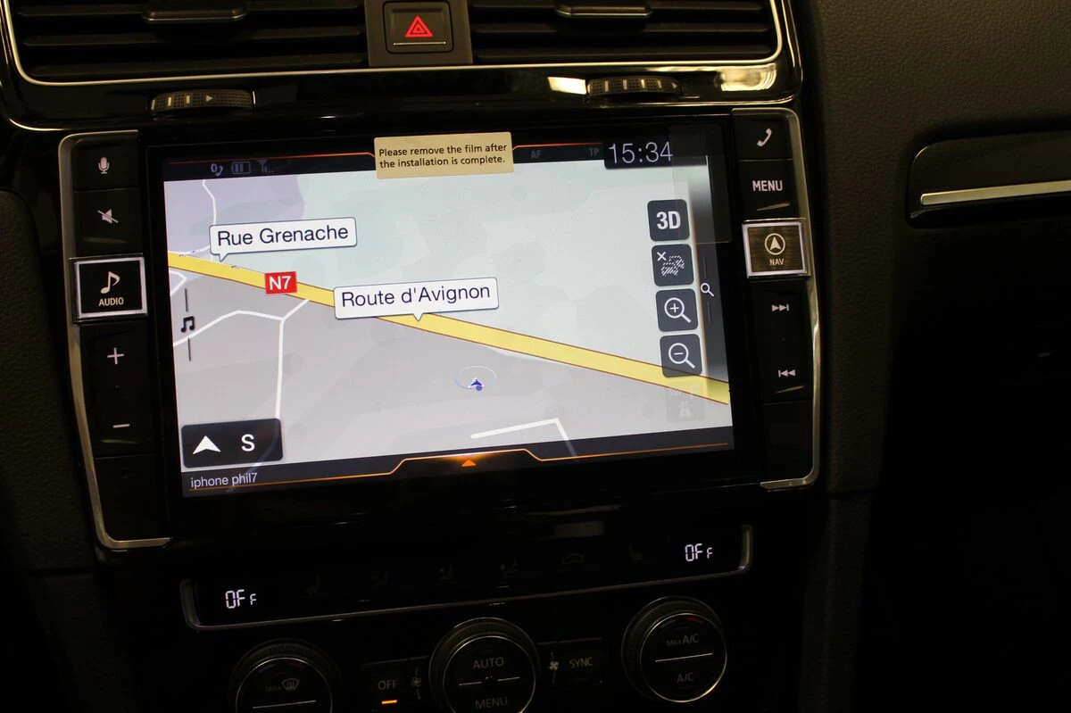 Volkswagen Golf 7 : autoradio GPS Alpine sur mesure et caméra dans le logo