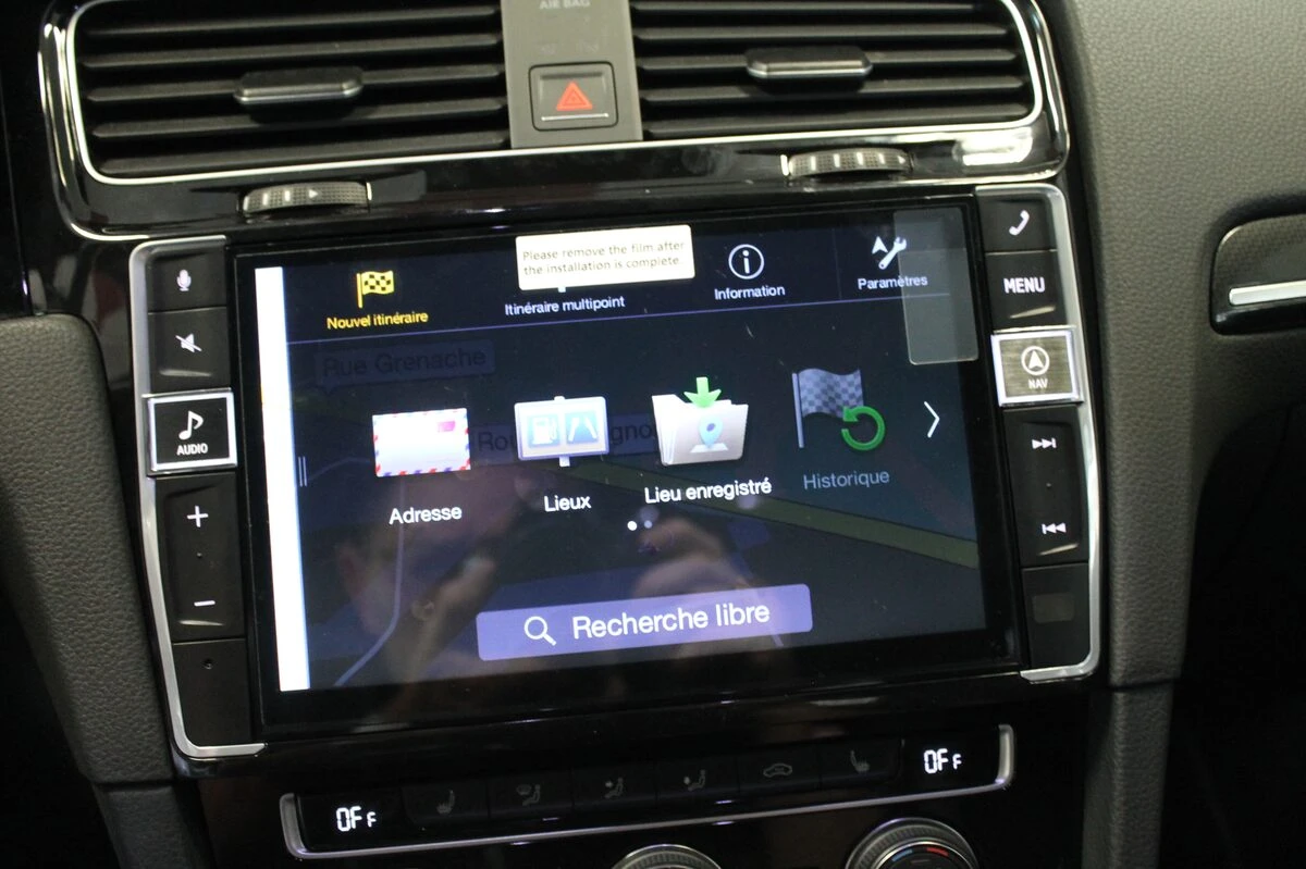 Volkswagen Golf 7 : autoradio GPS Alpine sur mesure et caméra dans le logo