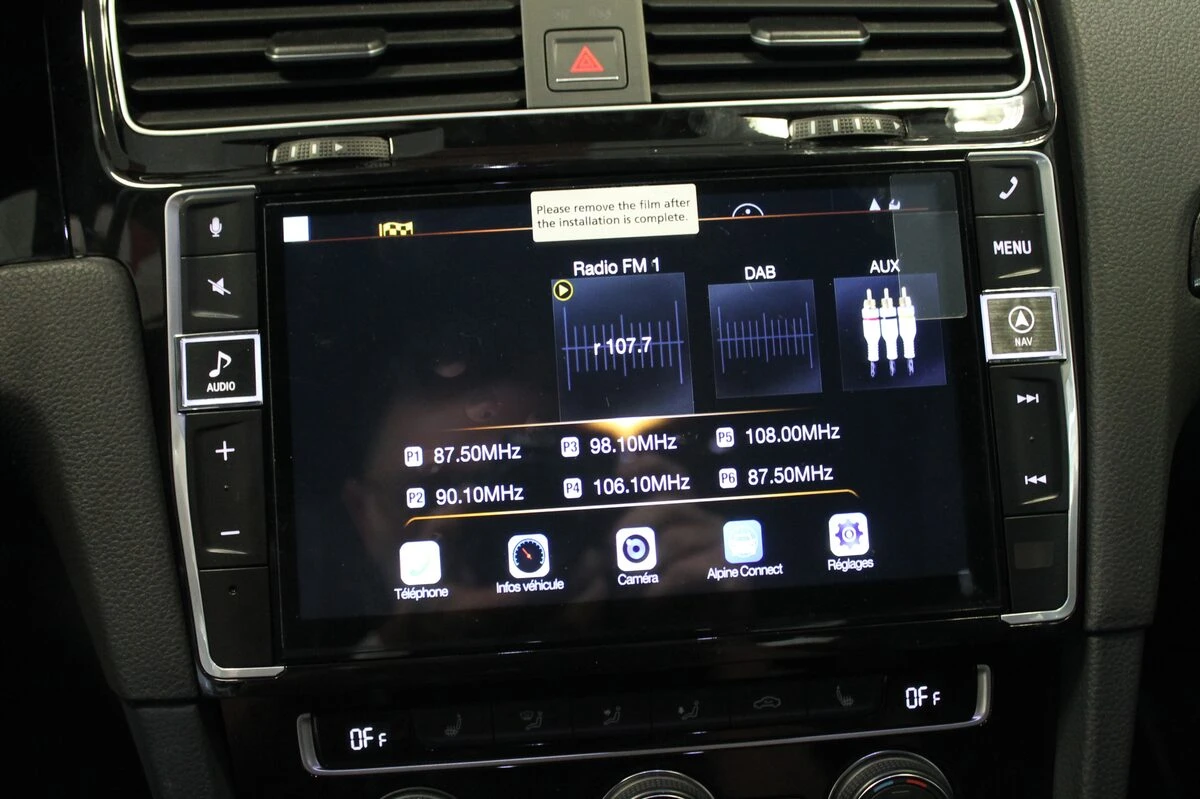 Volkswagen Golf 7 : autoradio GPS Alpine sur mesure et caméra dans le logo