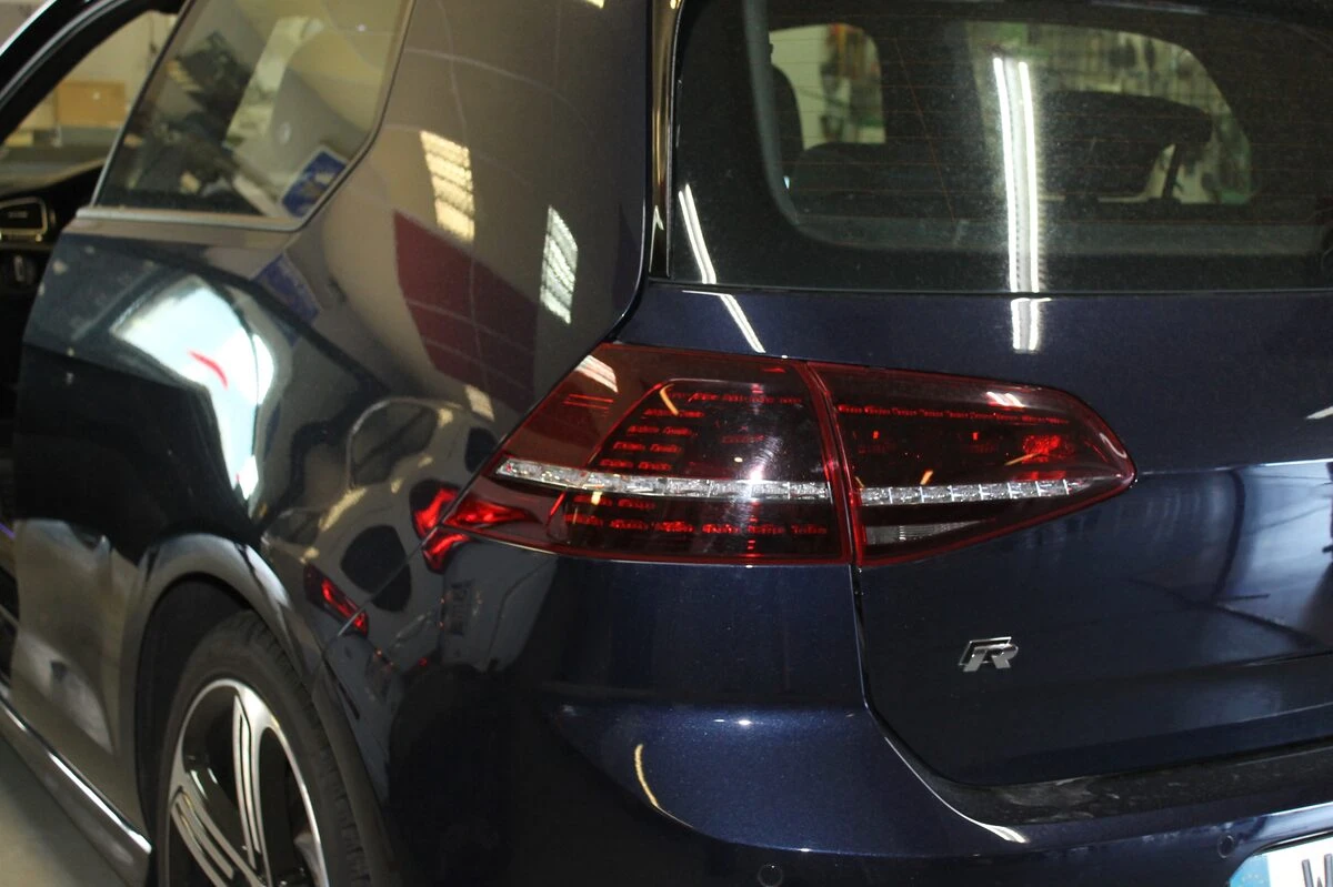 Volkswagen Golf 7 : autoradio GPS Alpine sur mesure et caméra dans le logo