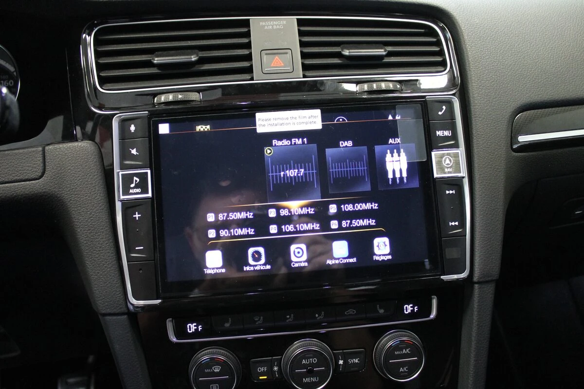 Volkswagen Golf 7 : autoradio GPS Alpine sur mesure et caméra dans le logo