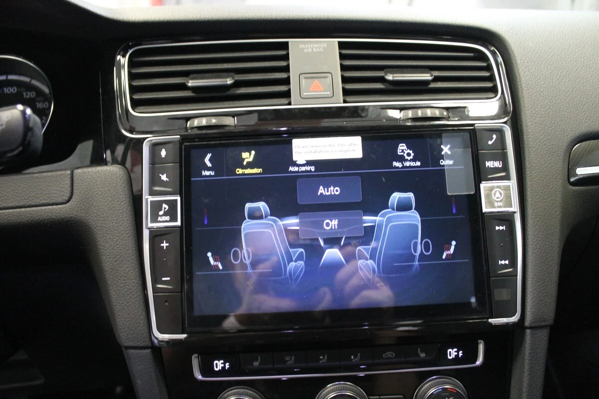 Volkswagen Golf 7 : autoradio GPS Alpine sur mesure et caméra dans le logo