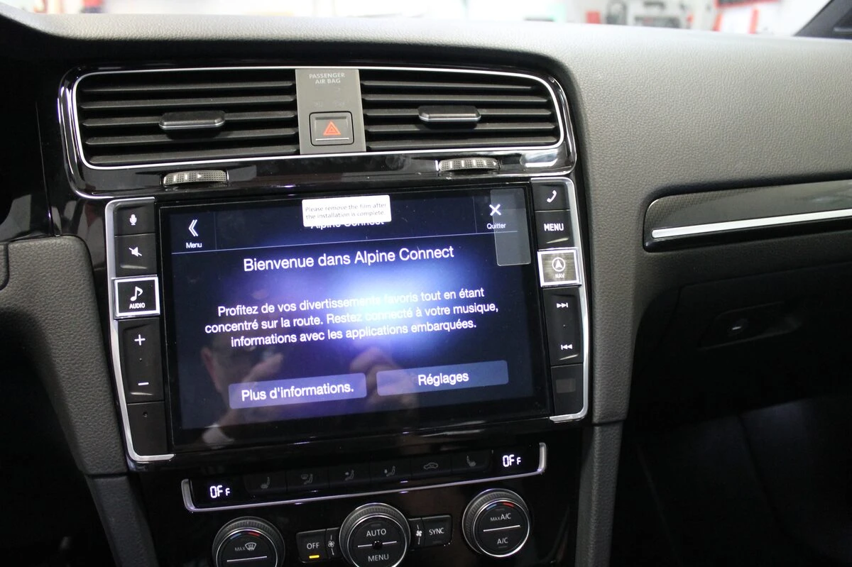 Volkswagen Golf 7 : autoradio GPS Alpine sur mesure et caméra dans le logo