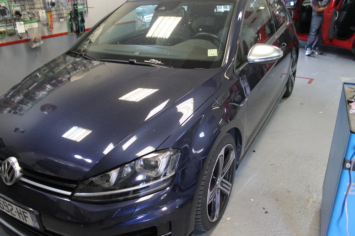 Volkswagen Golf 7 : autoradio GPS Alpine sur mesure et caméra dans le logo