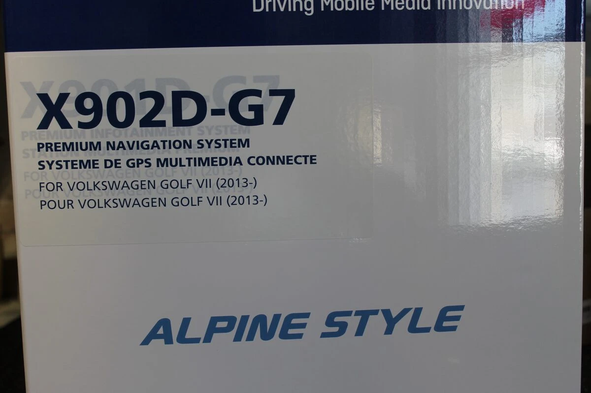 Volkswagen Golf 7 : autoradio GPS Alpine sur mesure et caméra dans le logo