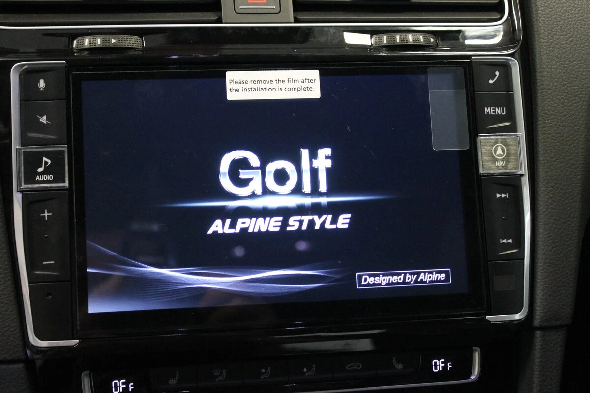 Volkswagen Golf 7 : autoradio GPS Alpine sur mesure et caméra dans le logo