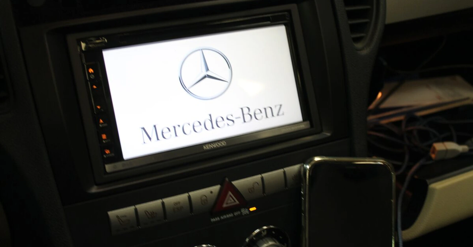 Mercedes SLK : Kenwood GPS sur Harman Kardon fibre optique