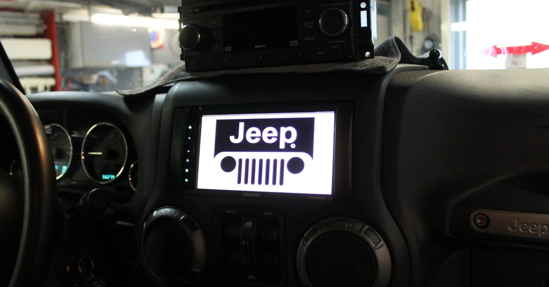 Jeep Wrangler : GPS Kenwood, ampli Alpine et caméra