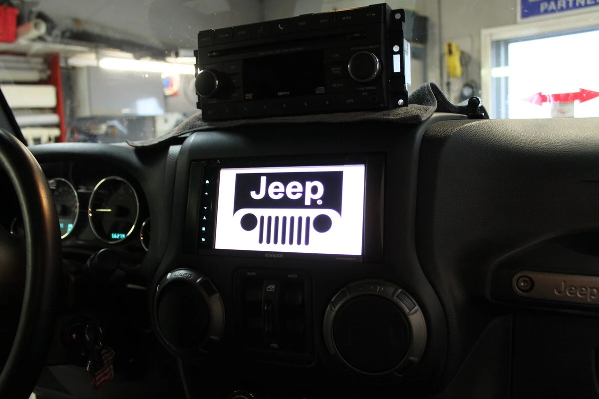 Jeep Wrangler : autoradio GPS Kenwood, ampli Alpine d'origine conservé et caméra de recul