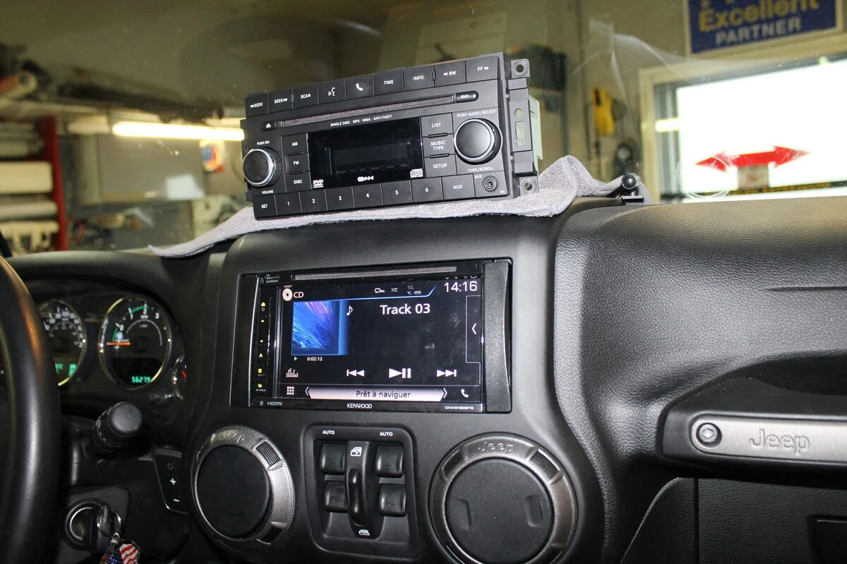 Jeep Wrangler : autoradio GPS Kenwood, ampli Alpine d'origine conservé et caméra de recul