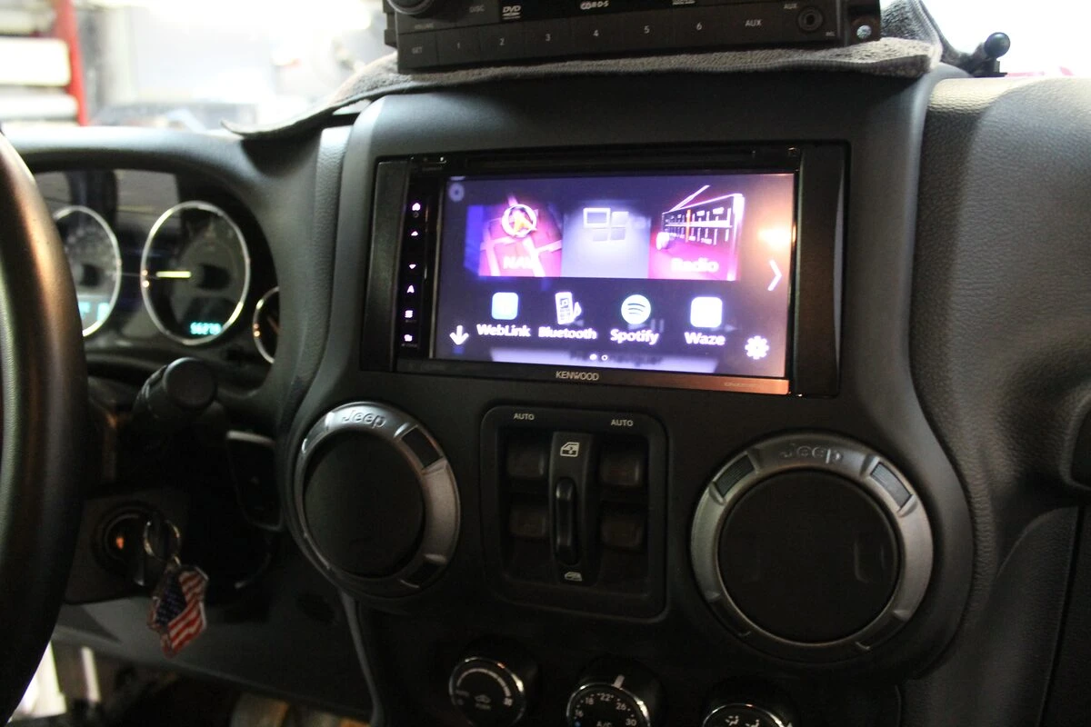 Jeep Wrangler : autoradio GPS Kenwood, ampli Alpine d'origine conservé et caméra de recul