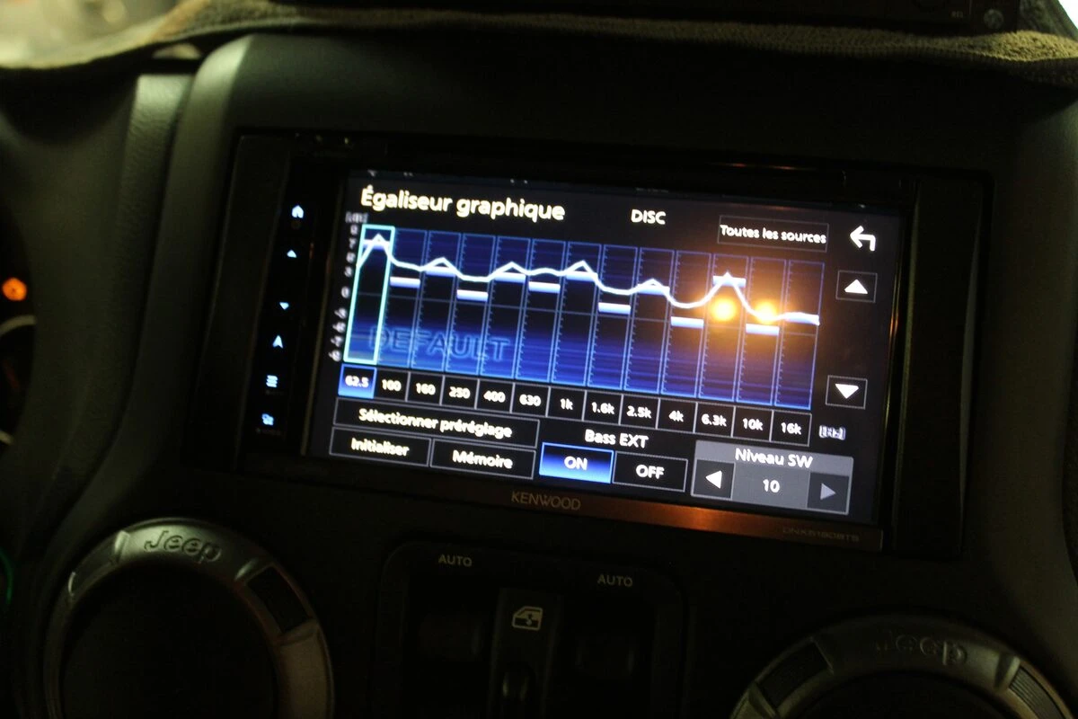 Jeep Wrangler : autoradio GPS Kenwood, ampli Alpine d'origine conservé et caméra de recul