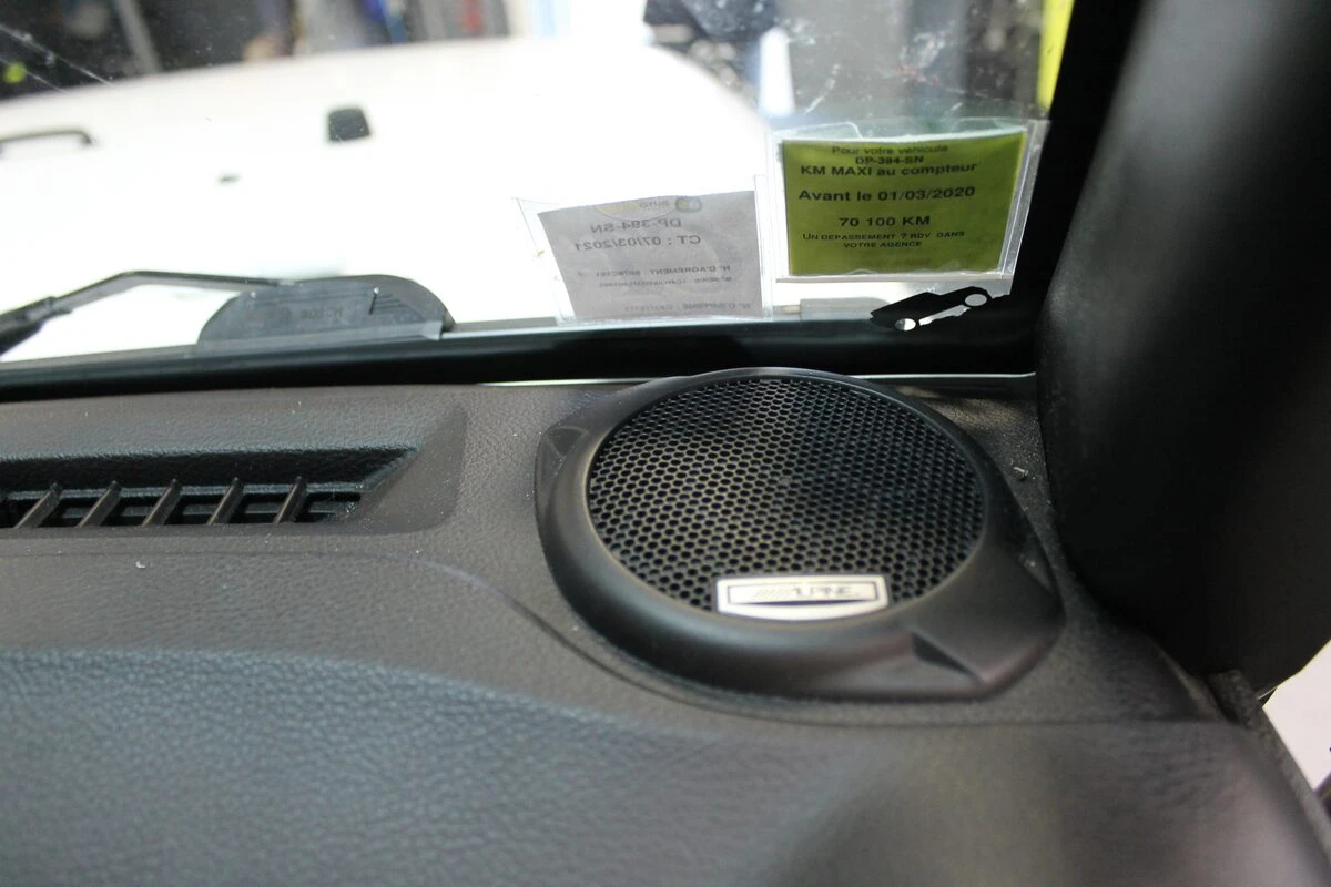 Jeep Wrangler : autoradio GPS Kenwood, ampli Alpine d'origine conservé et caméra de recul