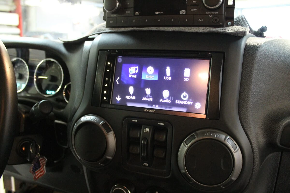 Jeep Wrangler : autoradio GPS Kenwood, ampli Alpine d'origine conservé et caméra de recul