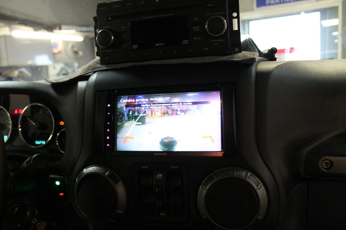 Jeep Wrangler : autoradio GPS Kenwood, ampli Alpine d'origine conservé et caméra de recul