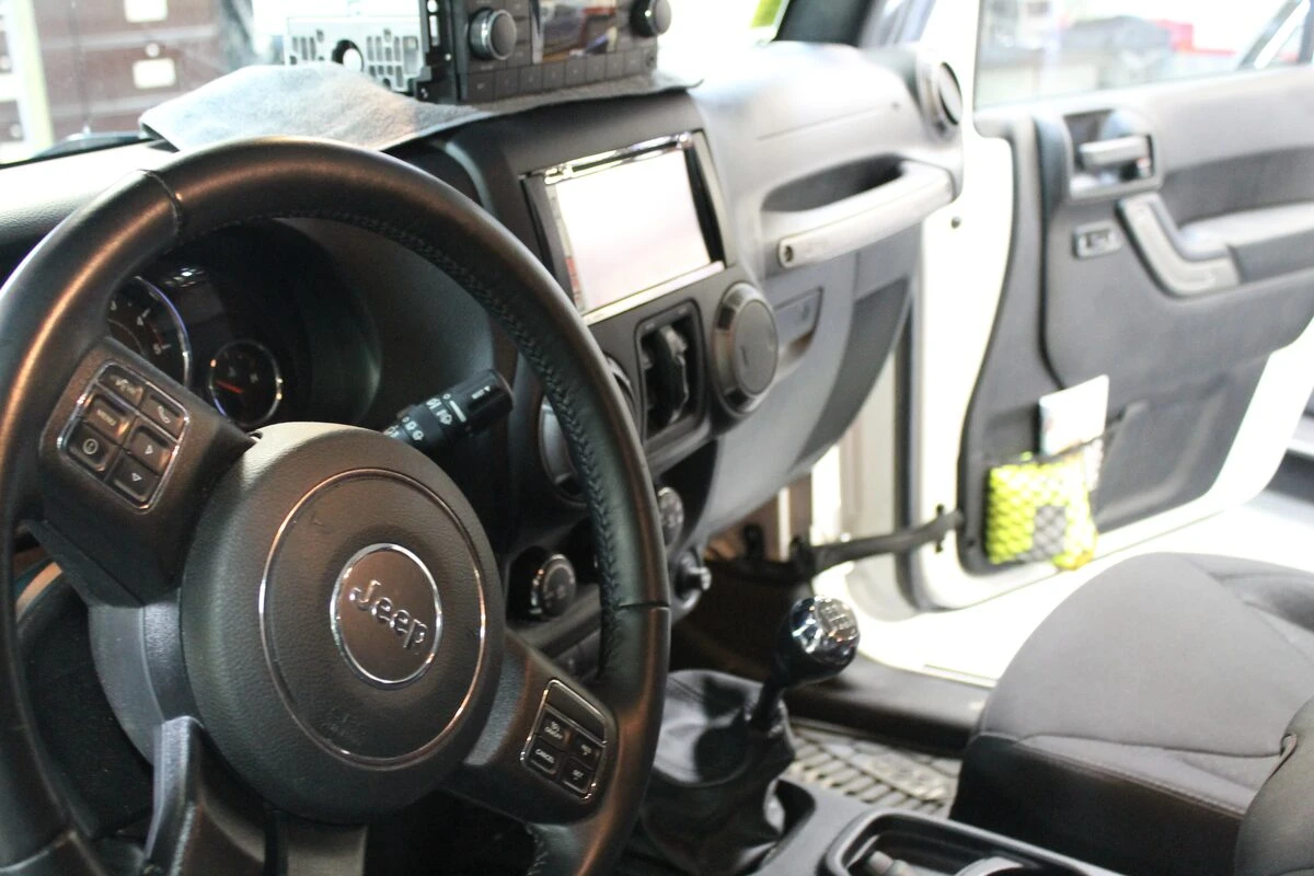Jeep Wrangler : autoradio GPS Kenwood, ampli Alpine d'origine conservé et caméra de recul