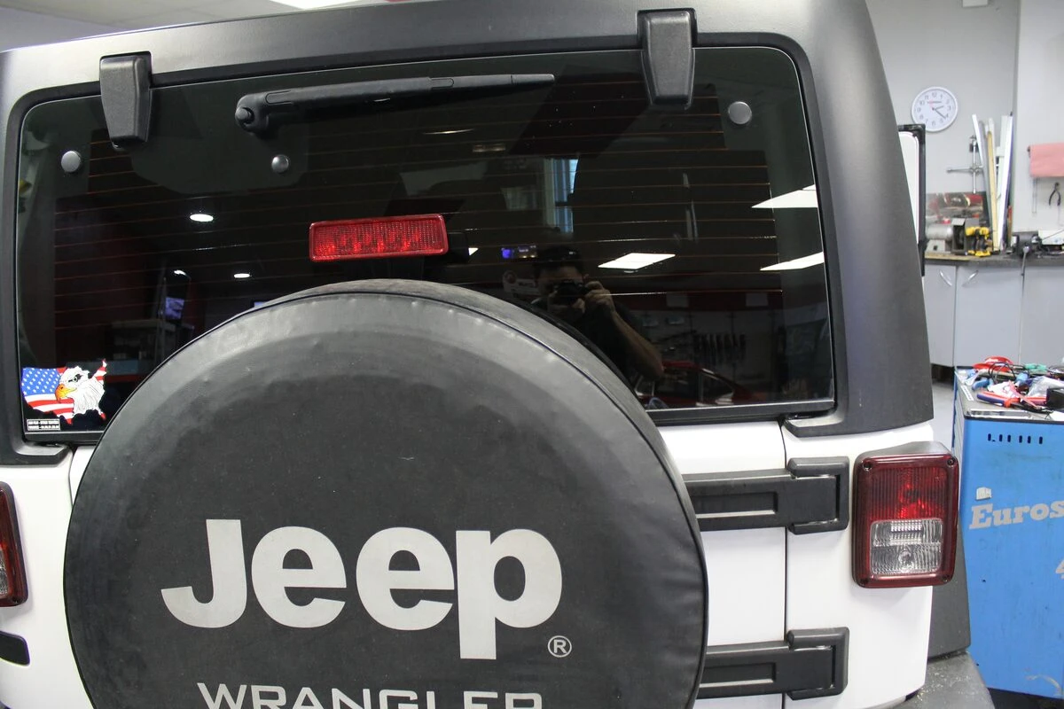 Jeep Wrangler : autoradio GPS Kenwood, ampli Alpine d'origine conservé et caméra de recul