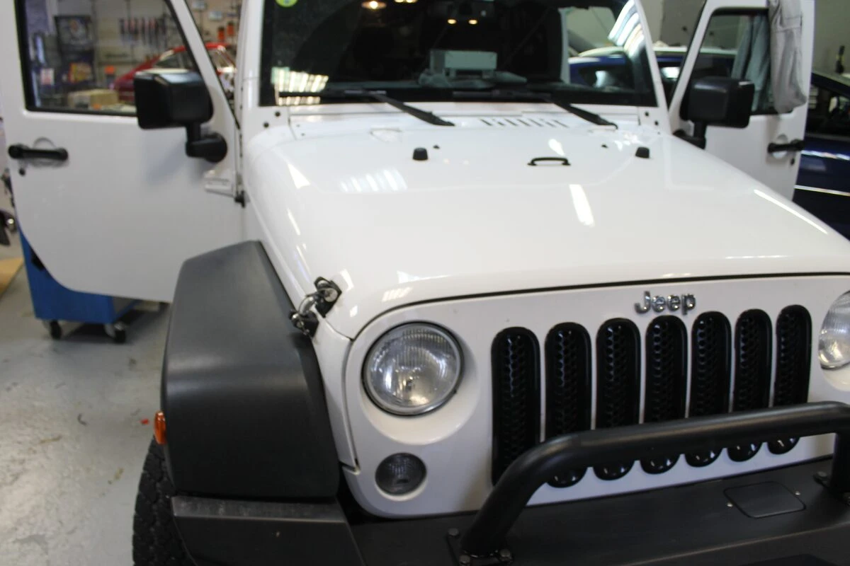 Jeep Wrangler : autoradio GPS Kenwood, ampli Alpine d'origine conservé et caméra de recul