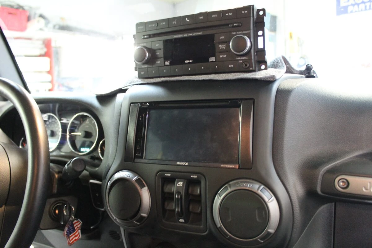 Jeep Wrangler : autoradio GPS Kenwood, ampli Alpine d'origine conservé et caméra de recul