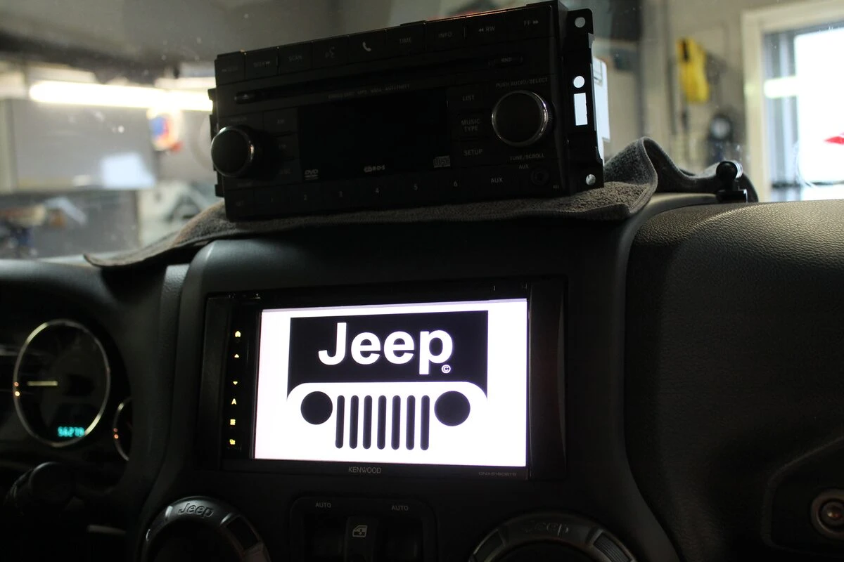 Jeep Wrangler : autoradio GPS Kenwood, ampli Alpine d'origine conservé et caméra de recul