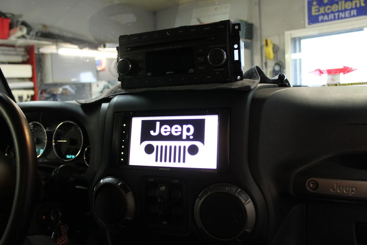 Jeep Wrangler : autoradio GPS Kenwood, ampli Alpine d'origine conservé et caméra de recul
