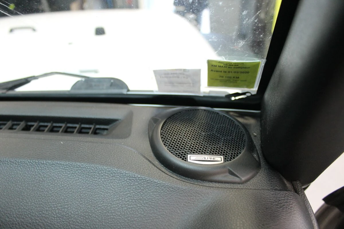 Jeep Wrangler : autoradio GPS Kenwood, ampli Alpine d'origine conservé et caméra de recul