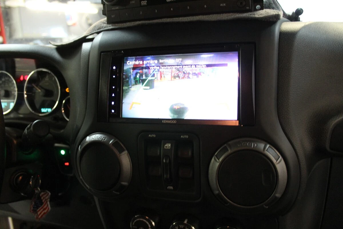Jeep Wrangler : autoradio GPS Kenwood, ampli Alpine d'origine conservé et caméra de recul