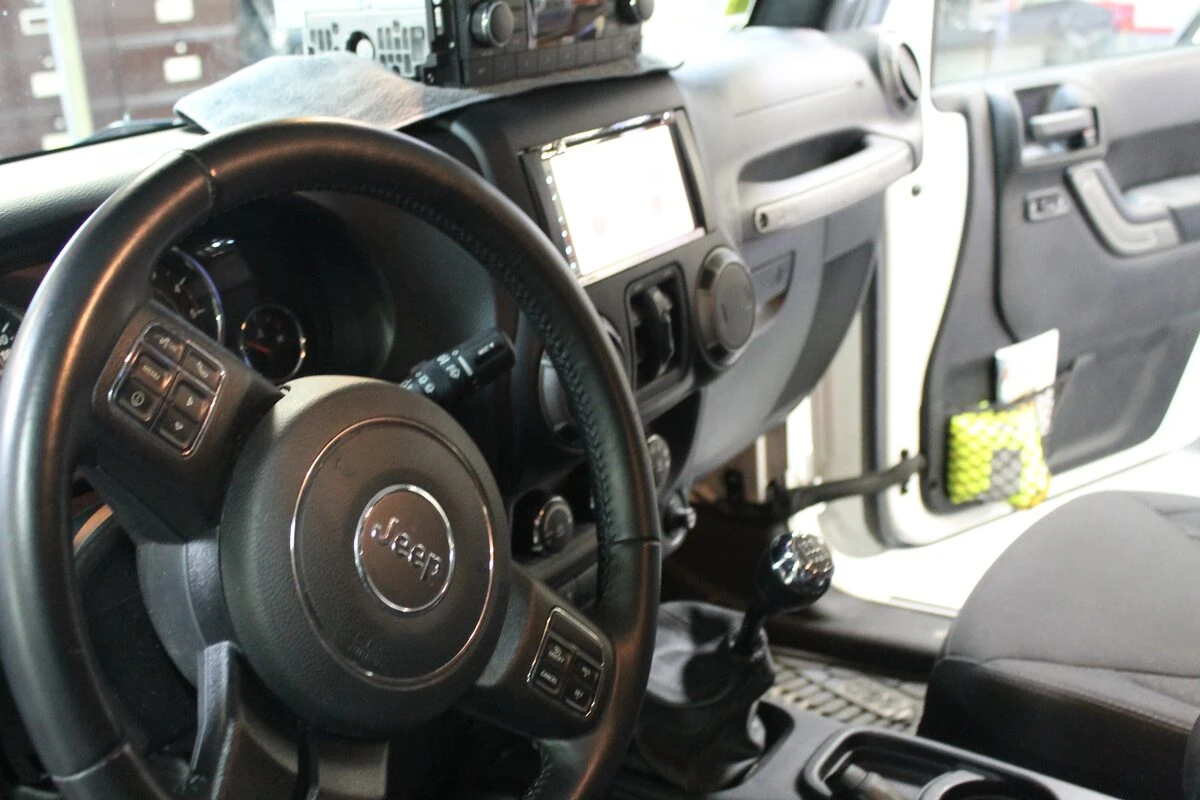 Jeep Wrangler : autoradio GPS Kenwood, ampli Alpine d'origine conservé et caméra de recul