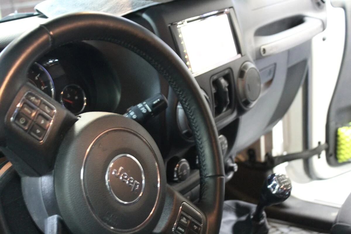 Jeep Wrangler : autoradio GPS Kenwood, ampli Alpine d'origine conservé et caméra de recul