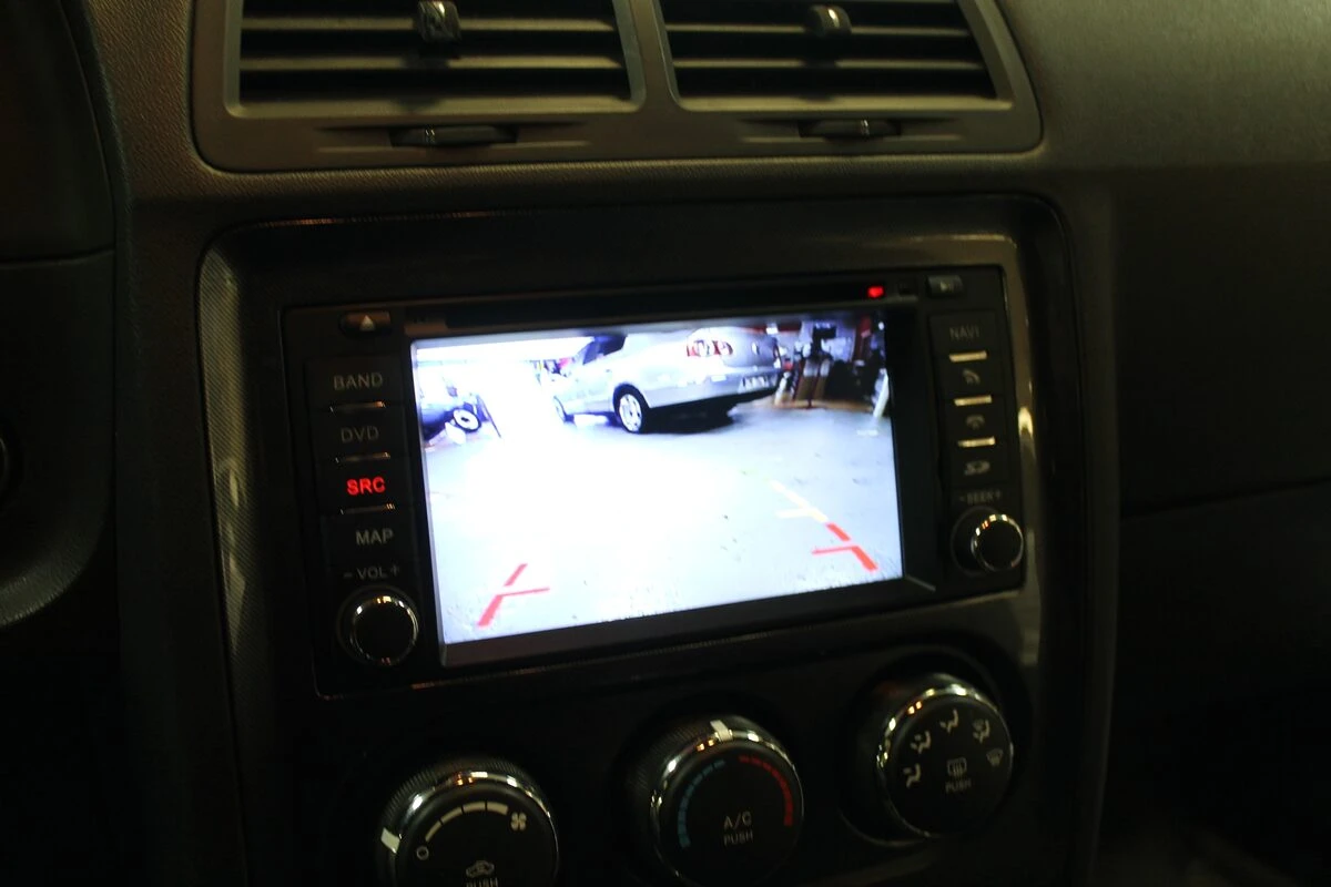 Dodge Challenger SRT8 : autoradio GPS Android et caméra de recul