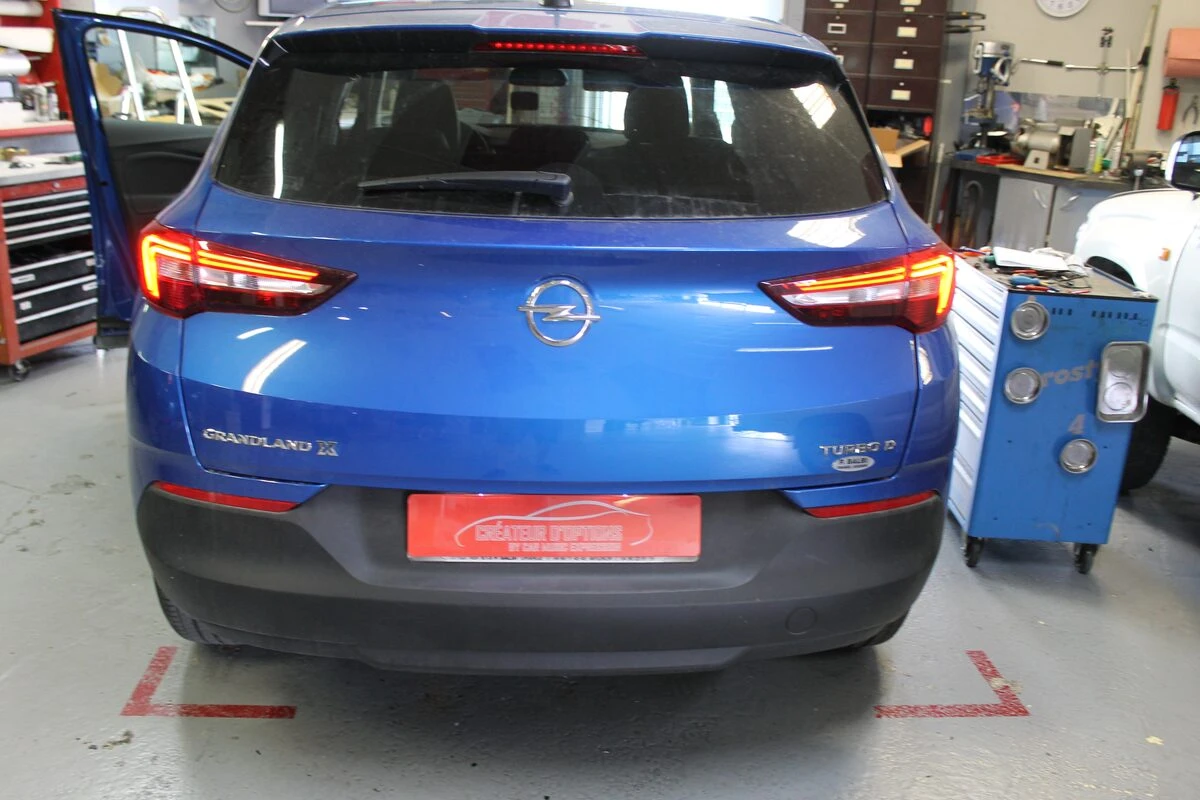 Opel Grandland X 2018 : caméra de recul sur l'écran d'origine