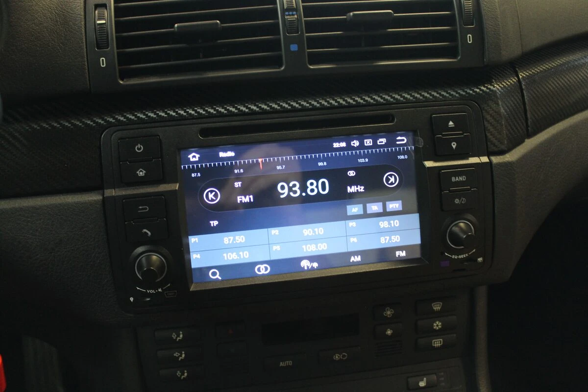 BMW E46 Harman Kardon : autoradio GPS et inserts habillés de film carbone