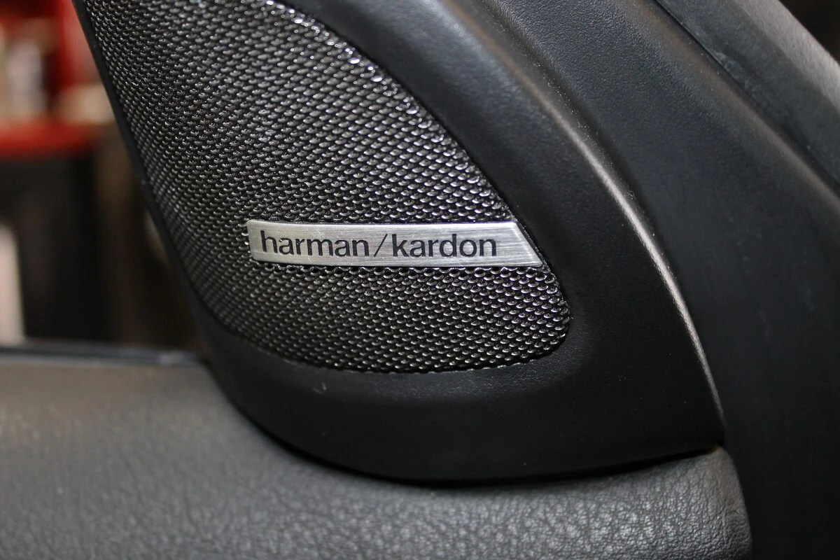 BMW E46 Harman Kardon : autoradio GPS et inserts habillés de film carbone