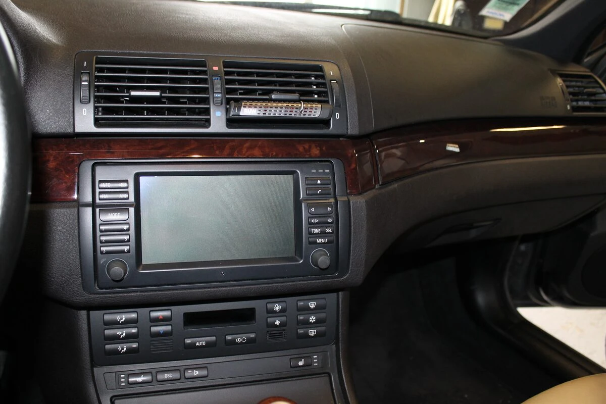BMW E46 Harman Kardon : autoradio GPS et inserts habillés de film carbone