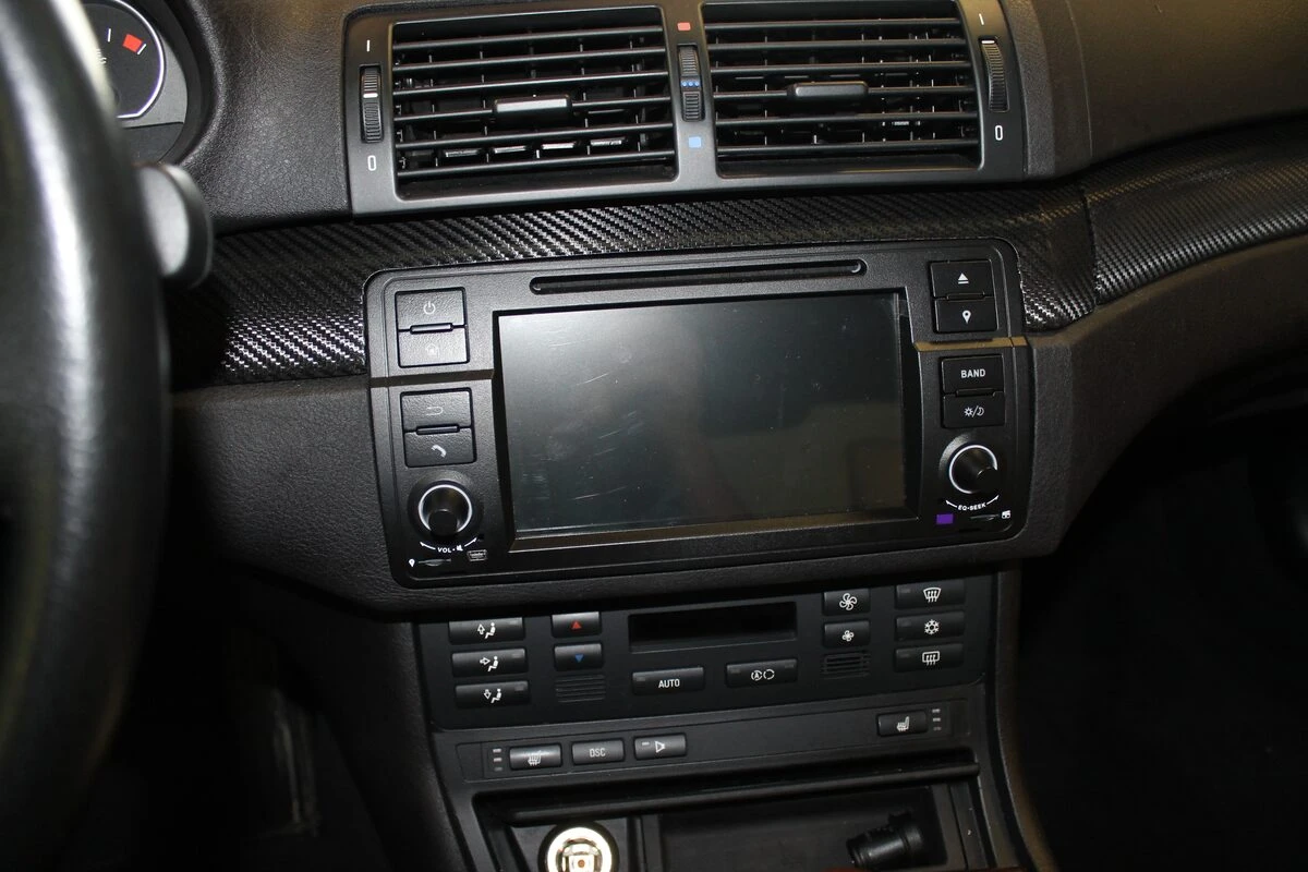 BMW E46 Harman Kardon : autoradio GPS et inserts habillés de film carbone