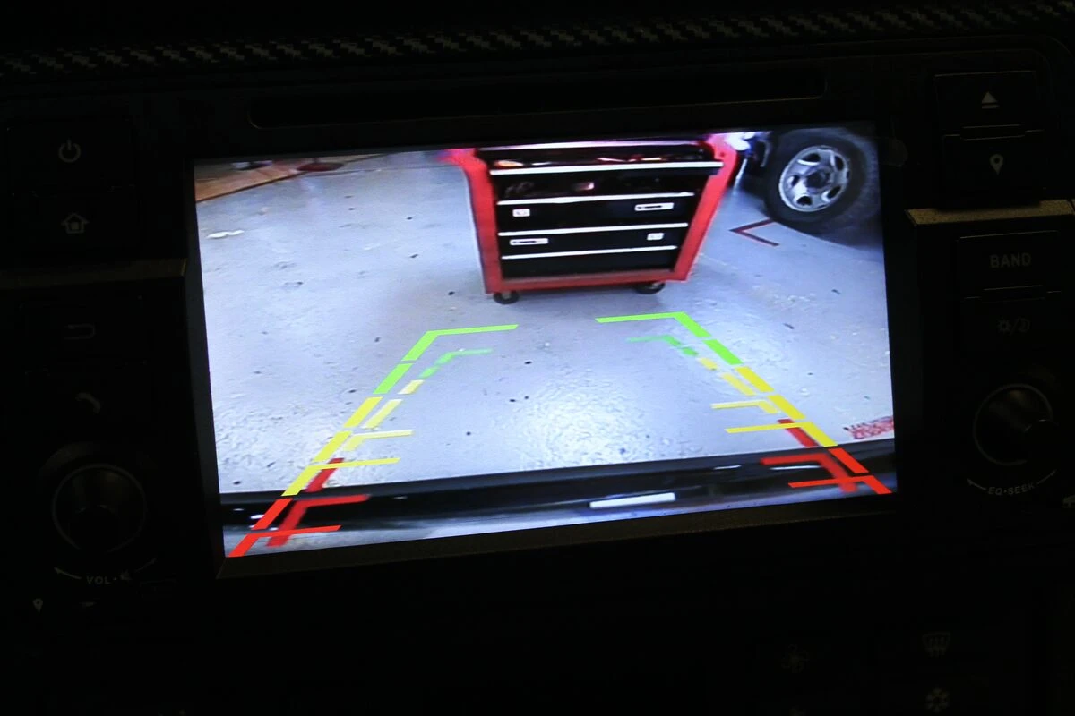 BMW E46 Harman Kardon : autoradio GPS et inserts habillés de film carbone
