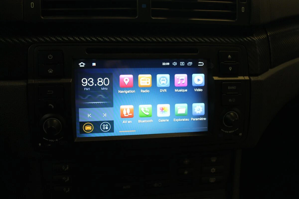 BMW E46 Harman Kardon : autoradio GPS et inserts habillés de film carbone