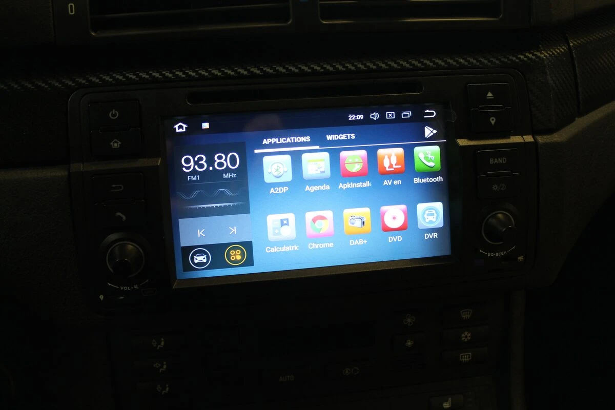 BMW E46 Harman Kardon : autoradio GPS et inserts habillés de film carbone
