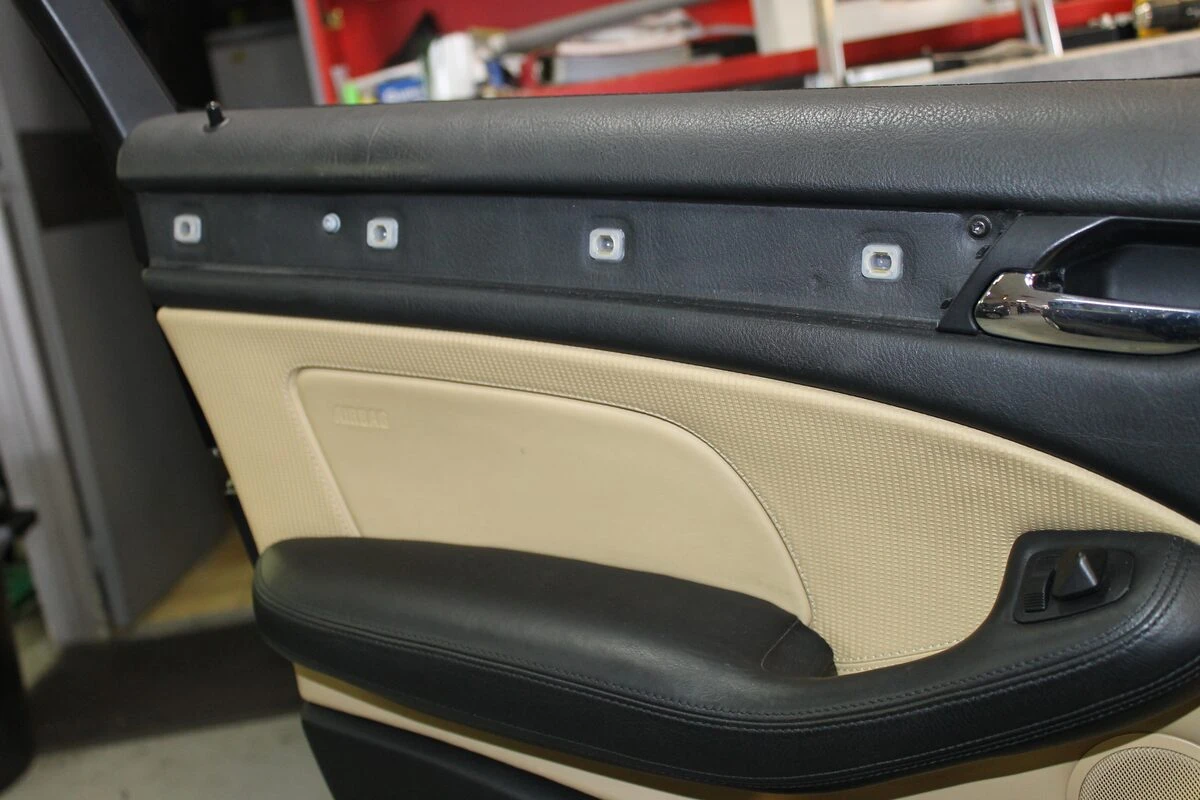 BMW E46 Harman Kardon : autoradio GPS et inserts habillés de film carbone