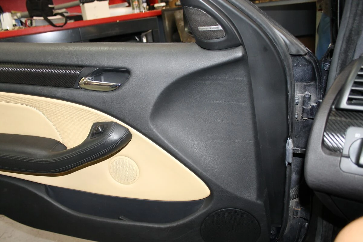 BMW E46 Harman Kardon : autoradio GPS et inserts habillés de film carbone