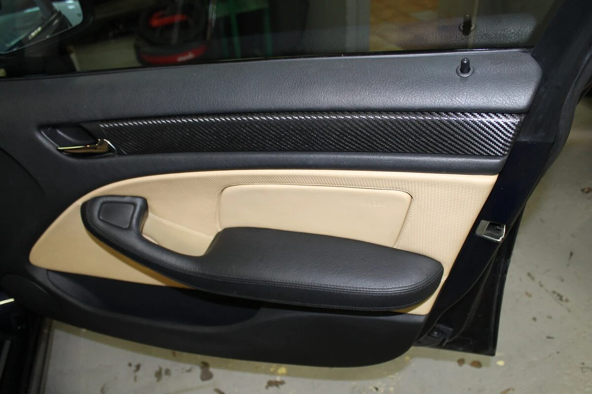 BMW E46 Harman Kardon : autoradio GPS et inserts habillés de film carbone