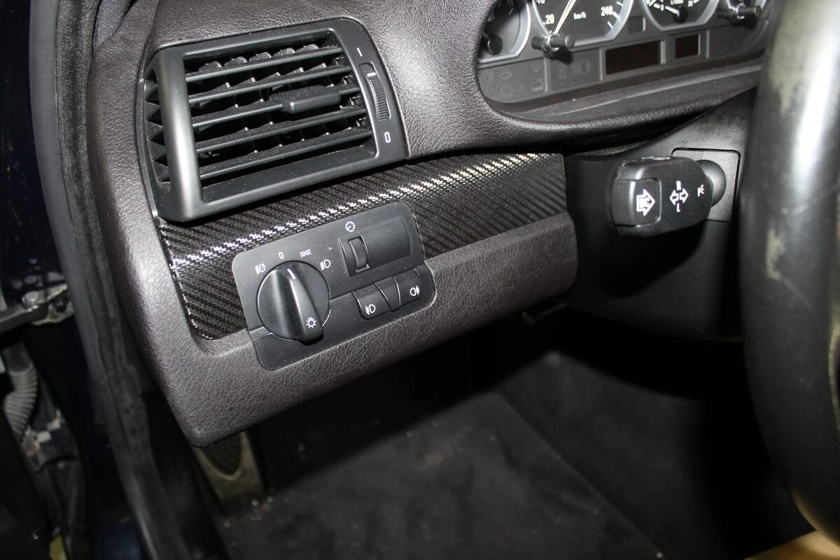 BMW E46 Harman Kardon : autoradio GPS et inserts habillés de film carbone